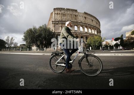 Cecilia Fabiano/LaPresse December 24 , 2020 Roma (Italy) News: Rome empty during the Christmas lockdown In the Pic : Coliseum Stock Photo