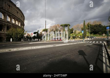 Cecilia Fabiano/LaPresse December 24 , 2020 Roma (Italy) News: Rome empty during the Christmas lockdown In the Pic : Coliseum Stock Photo