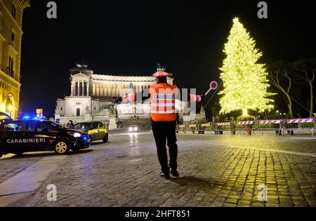 Mauro Scrobogna /LaPresse December 31, 2020&#xa0; Rome, Italy News New Year's Eve in lock down covid emergency In the photo: Carabinieri checkpoint in Piazza Venezia Stock Photo