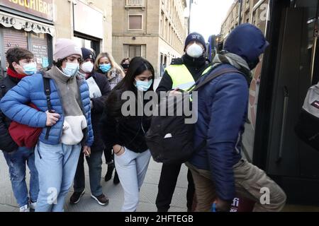 Foto Luca Moggi/LaPresse11-01-2020 Firenze, ItaliaCronacaLa Toscana riapre alla didattica in presenza al 50% per le scuole superiori.Nela foto: tutor alle fermate per evitare assembramenti Photo Luca Moggi/LaPresseJanuary 11, 2020 Florence, ItalyNewsToscana's high school students return to classroom Stock Photo