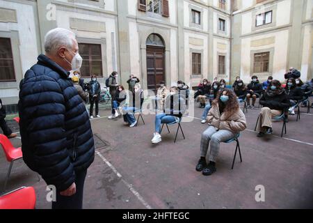 Foto Luca Moggi/LaPresse11-01-2020 Firenze, ItaliaCronacaLa Toscana riapre alla didattica in presenza al 50% per le scuole superiori.Nela foto: il presidente della Regione Toscana, Eugenio Giani, visita il liceo classico Galileo di FirenzePhoto Luca Moggi/LaPresseJanuary 11, 2020 Florence, ItalyNewsToscana's high school students return to classroom Stock Photo