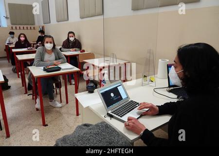 Foto Luca Moggi/LaPresse11-01-2020 Firenze, ItaliaCronacaLa Toscana riapre alla didattica in presenza al 50% per le scuole superiori.Nela foto: il rientro degli studenti sui banchi di scuolaPhoto Luca Moggi/LaPresseJanuary 11, 2020 Florence, ItalyNewsToscana's high school students return to classroom Stock Photo