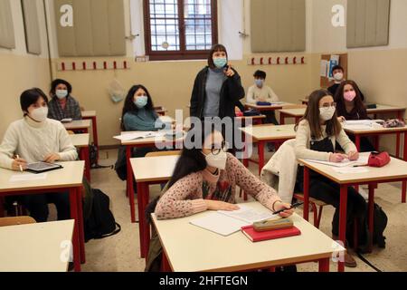 Foto Luca Moggi/LaPresse11-01-2020 Firenze, ItaliaCronacaLa Toscana riapre alla didattica in presenza al 50% per le scuole superiori.Nela foto: il rientro degli studenti sui banchi di scuolaPhoto Luca Moggi/LaPresseJanuary 11, 2020 Florence, ItalyNewsToscana's high school students return to classroom Stock Photo