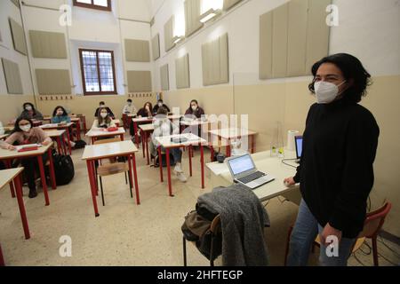 Foto Luca Moggi/LaPresse11-01-2020 Firenze, ItaliaCronacaLa Toscana riapre alla didattica in presenza al 50% per le scuole superiori.Nela foto: il rientro degli studenti sui banchi di scuolaPhoto Luca Moggi/LaPresseJanuary 11, 2020 Florence, ItalyNewsToscana's high school students return to classroom Stock Photo