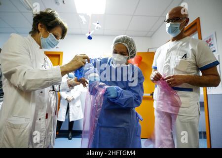 Cecilia Fabiano/LaPresse January 14 , 2021 Roma (Italy) News: The embrace tent at the New Castelli&#x2019;s Hospital allows patients to have contact with family members during the Covid hospitalization period In the Pic : Mrs Alida prepares to meet her husband Stock Photo