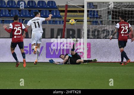 LaPresse/Alessandro Tocco January 18, 2021 Cagliari (Italy) Sport Soccer Cagliari Calcio vs Milan AC League A TIM 2020/2021 &quot;Sardegna Arena&quot; Stadium&#xa0; In the picture:Zlatan Ibrahimovic(Milan AC)Alessio Cragno 28 (Cagliari Calcio) Stock Photo