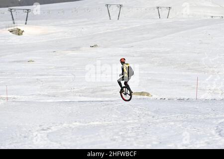 LaPresse - Marco Alpozzi February 25, 2021 Artesina (CN), Italy sport With the slopes throughout the Alps closed due to the Covid-19 pandemic, Marco Liprandi, 22 years old from Frabosa Soprana (CN), alpine ski instructor and coach, brings his passion for mono cycle to the ski slopes. After the ascent to Pian della Turra from Artesina, he begins the descent on the single cycle with spiked wheel. A single disc brake controlled from under the saddle ensures braking, while the free left arm moves in search of balance. Stock Photo