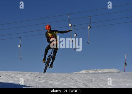 LaPresse - Marco Alpozzi February 25, 2021 Artesina (CN), Italy sport With the slopes throughout the Alps closed due to the Covid-19 pandemic, Marco Liprandi, 22 years old from Frabosa Soprana (CN), alpine ski instructor and coach, brings his passion for mono cycle to the ski slopes. After the ascent to Pian della Turra from Artesina, he begins the descent on the single cycle with spiked wheel. A single disc brake controlled from under the saddle ensures braking, while the free left arm moves in search of balance. Stock Photo