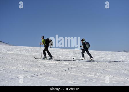 LaPresse - Marco Alpozzi February 25, 2021 Artesina (CN), Italy sport MondoleSki Artesina ski area closed for the DPCM which prohibits skiing. On the slopes skialper and hikers Stock Photo