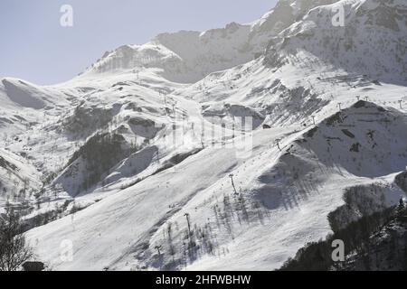 LaPresse - Marco Alpozzi February 25, 2021 Artesina (CN), Italy sport MondoleSki Artesina ski area closed for the DPCM which prohibits skiing. On the slopes skialper and hikers Stock Photo