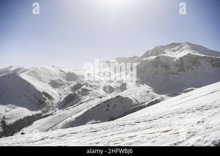 LaPresse - Marco Alpozzi February 25, 2021 Artesina (CN), Italy sport MondoleSki Artesina ski area closed for the DPCM which prohibits skiing. On the slopes skialper and hikers Stock Photo