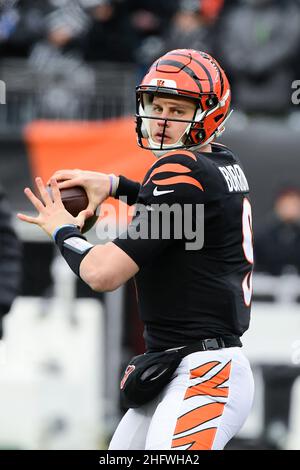 Cincinnati quarterback Joe Burrow (9) warms up during their game ...