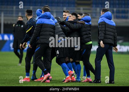 Foto Piero Cruciatti / LaPresse 08/03/21 - Milano, Italia Sport, Calcio Inter vs Atalanta Campionato italiano di calcio Serie A TIM 2020-2021 - San Siro Stadium Nella foto: esultanza dei giocatori dell'Inter a fine partita per la vittoria Foto Piero Cruciatti / LaPresse 08/03/21 - Milan, Italy Sport, Soccer Inter vs Atalanta Italian Football Championship Serie A TIM 2020-2021 - San Siro Stadium In the photo: Exultation of Inter players at the end of the match for the victory Stock Photo