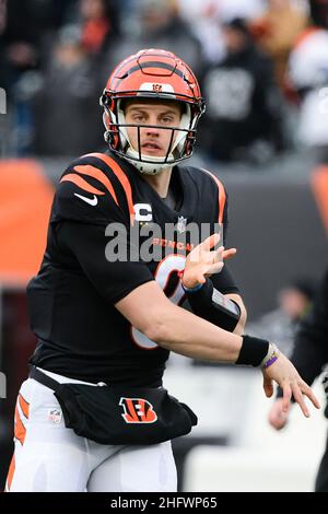 Cincinnati quarterback Joe Burrow (9) warms up during their game ...