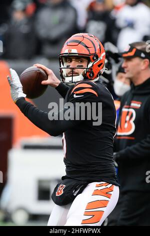 Cincinnati quarterback Joe Burrow (9) warms up during their game ...