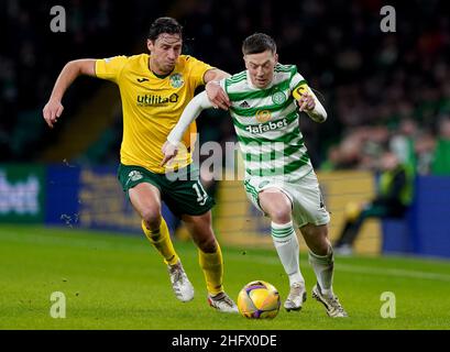 Hibernian's Joe Newell (left) and Celtic's Callum McGregor battle for the ball during the cinch Premiership match at Celtic Park, Glasgow. Picture date: Monday January 17, 2022. Stock Photo