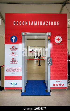 Mauro Scrobogna /LaPresse April 23, 2021&#xa0; Rome, Italy News Coronavirus, health emergency - Tor Vergata Polyclinic - vaccine campaign In the photo: the inauguration of the anti-covid 19 vaccination center set up by the Italian Red Cross at the drive in of the Tor Vergata Polyclinic where the Johnson &amp; Johnson vaccine will be administered Foto Mauro Scrobogna /LaPresse 23&#x2013;04-2021 Roma , Italia News Coronavirus, emergenza sanitaria - Policlinico Tor Vergata - campagna vaccini Nella foto: l&#x2019;inaugurazione del centro vaccinale anti-covid 19 allestito dalla Croce Rossa Italiana Stock Photo