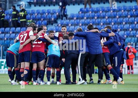 LaPresse/Alessandro Tocco April 25, 2021 Cagliari (Italy) Sport Soccer Cagliari Calcio vs AS Roma League A TIM 2020/2021 &quot;Sardegna Arena&quot; Stadium&#xa0; In the picture:Cagliari players celebrate at the end of the match Stock Photo