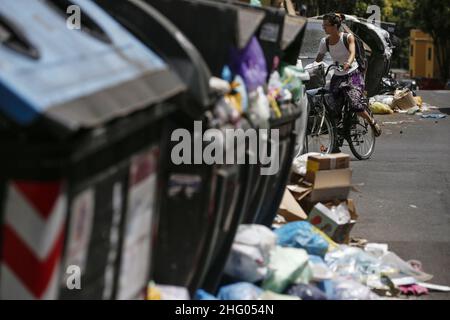 Cecilia Fabiano/ LaPresse June 25 , 2021 Roma (Italy) News : Waste emergency in Rome In the Pic : full bins between the Pigneto and Torpignattara neighborhoods Stock Photo