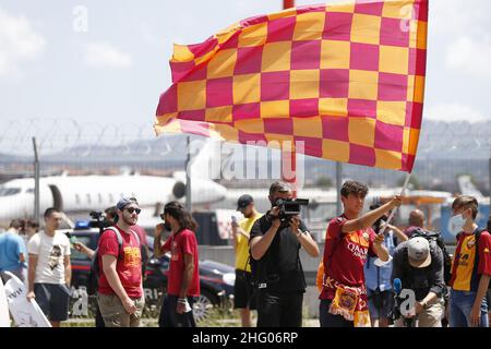 Cecilia Fabiano/LaPresse July 02, 2021 Roma (Italy) Sport Soccer AS Roma, Jos&#xe8; Murinho's arrival at Ciampino airportIn the photo: fans outside the airport Stock Photo