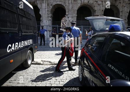 Foto Cecilia Fabiano/ LaPresse 12 Agosto 2021 Roma (Italia) Cronaca Carabinieri effettuano il servizio di controllo e sanzione dei saltafila al Colosseo Nella Foto : l’intervento dei militari al Colosseo Photo Cecilia Fabiano/ LaPresse August 12 , 2021 Roma (Italy) News : Carabinieri carry out the control and sanction service of the skip-the-line at the Colosseum In the Pic : carabinieri at Coliseum Stock Photo