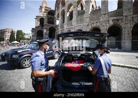 Foto Cecilia Fabiano/ LaPresse 12 Agosto 2021 Roma (Italia) Cronaca Carabinieri effettuano il servizio di controllo e sanzione dei saltafila al Colosseo Nella Foto : l’intervento dei militari al Colosseo Photo Cecilia Fabiano/ LaPresse August 12 , 2021 Roma (Italy) News : Carabinieri carry out the control and sanction service of the skip-the-line at the Colosseum In the Pic : carabinieri at Coliseum Stock Photo