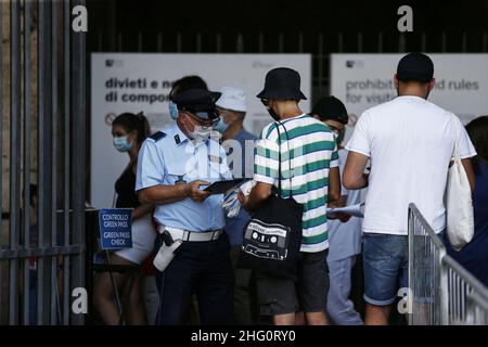 Foto Cecilia Fabiano/ LaPresse 12 Agosto 2021 Roma (Italia) Cronaca Green Pass controlli al Colosseo Nella Foto : turisti esibiscono il Green Pass all’entrata Photo Cecilia Fabiano/ LaPresse August 12 , 2021 Roma (Italy) News : Green Pass certification control auto Coliseum In the Pic : tourists showing the Green Pass certification at the entrance Stock Photo