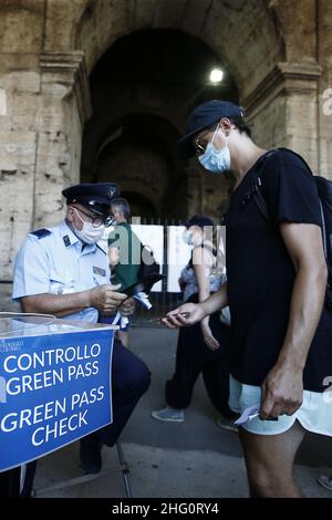 Foto Cecilia Fabiano/ LaPresse 12 Agosto 2021 Roma (Italia) Cronaca Green Pass controlli al Colosseo Nella Foto : turisti esibiscono il Green Pass all’entrata Photo Cecilia Fabiano/ LaPresse August 12 , 2021 Roma (Italy) News : Green Pass certification control auto Coliseum In the Pic : tourists showing the Green Pass certification at the entrance Stock Photo