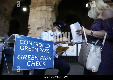 Foto Cecilia Fabiano/ LaPresse 12 Agosto 2021 Roma (Italia) Cronaca Green Pass controlli al Colosseo Nella Foto : turisti esibiscono il Green Pass all’entrata Photo Cecilia Fabiano/ LaPresse August 12 , 2021 Roma (Italy) News : Green Pass certification control auto Coliseum In the Pic : tourists showing the Green Pass certification at the entrance Stock Photo