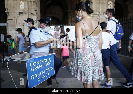 Foto Cecilia Fabiano/ LaPresse 12 Agosto 2021 Roma (Italia) Cronaca Green Pass controlli al Colosseo Nella Foto : turisti esibiscono il Green Pass all’entrata Photo Cecilia Fabiano/ LaPresse August 12 , 2021 Roma (Italy) News : Green Pass certification control auto Coliseum In the Pic : tourists showing the Green Pass certification at the entrance Stock Photo