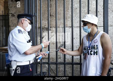 Foto Cecilia Fabiano/ LaPresse 12 Agosto 2021 Roma (Italia) Cronaca Green Pass controlli al Colosseo Nella Foto : turisti esibiscono il Green Pass all’entrata Photo Cecilia Fabiano/ LaPresse August 12 , 2021 Roma (Italy) News : Green Pass certification control auto Coliseum In the Pic : tourists showing the Green Pass certification at the entrance Stock Photo