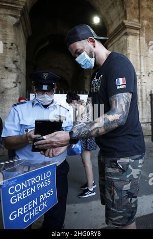 Foto Cecilia Fabiano/ LaPresse 12 Agosto 2021 Roma (Italia) Cronaca Green Pass controlli al Colosseo Nella Foto : turisti esibiscono il Green Pass all’entrata Photo Cecilia Fabiano/ LaPresse August 12 , 2021 Roma (Italy) News : Green Pass certification control auto Coliseum In the Pic : tourists showing the Green Pass certification at the entrance Stock Photo