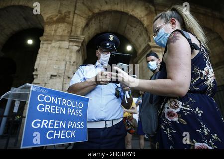 Foto Cecilia Fabiano/ LaPresse 12 Agosto 2021 Roma (Italia) Cronaca Green Pass controlli al Colosseo Nella Foto : turisti esibiscono il Green Pass all’entrata Photo Cecilia Fabiano/ LaPresse August 12 , 2021 Roma (Italy) News : Green Pass certification control auto Coliseum In the Pic : tourists showing the Green Pass certification at the entrance Stock Photo