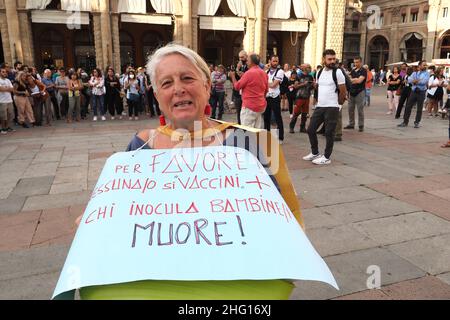 Michele Nucci/LaPresse September 04, 2021 - Bologna, Italy News Demonstrations against vaccine passes or virus restrictions in general in Piazza Maggiore. Stock Photo