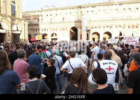 Michele Nucci/LaPresse September 04, 2021 - Bologna, Italy News Demonstrations against vaccine passes or virus restrictions in general in Piazza Maggiore. Stock Photo