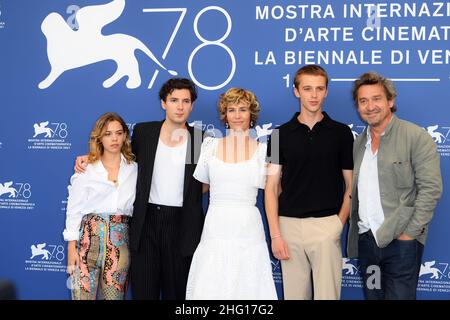 Gian Mattia D'Alberto - LaPresse 2021-09-05 Venice 78th Venice International Film Festival 'Illusions Perdues' Photocall in the photo: Xavier Giannoli (R) and (From L) Belgian actress Salome Dewaels, French actor Vincent Lacoste Belgian actress Cecile de France, French actor Benjamin Voisin , Louis-Do de Lencquesaing Stock Photo