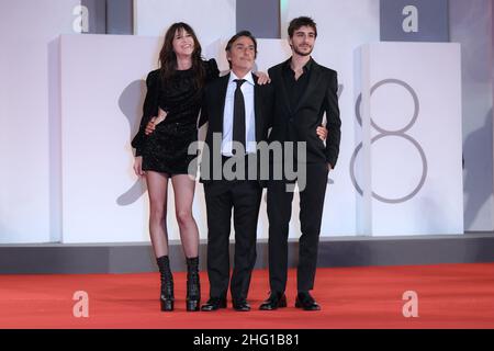 Gian Mattia D'Alberto - LaPresse 2021-09-09 Venice 78th Venice International Film Festival 'Les Choses Humaines' Red Carpet in the photo: Charlotte Gainsbourg, Director Yvan Attal and Ben Attal attend the red carpet Stock Photo