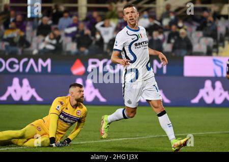 Foto Alfredo Falcone / LaPresse21 Settembre 2021 Firenze, ItaliaSport CalcioFiorentina - Inter - Campionato di Calcio Serie A 2021/2022 - Stadio Artemio Franchi di FirenzeNella foto: esultanza perisicPhoto Alfredo Falcone / LaPresseSeptember 21, 2021 Florence, ItalySport SoccerFiorentina - Inter - Italian Football Championship League A 2021/2022 - Artemio Franchi stadium of FlorenceIn the pic: perisic celebrates Stock Photo