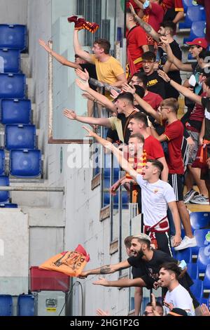 Foto Alfredo Falcone / LaPresse26 Settembre 2021 Roma, ItaliaSport CalcioLazio - Roma - Campionato di Calcio Serie A 2021/2022 - Stadio Olimpico di RomaNella foto: tifosiPhoto Alfredo Falcone / LaPresseSeptember 26, 2021 Rome, ItalySport SoccerLazio - Roma - Italian Football Championship League A 2021/2022 - Olympic stadium of RomeIn the pic: supporters Stock Photo