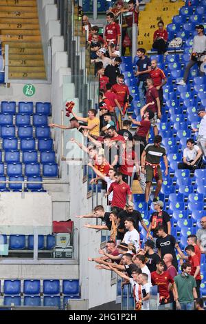 Foto Alfredo Falcone / LaPresse26 Settembre 2021 Roma, ItaliaSport CalcioLazio - Roma - Campionato di Calcio Serie A 2021/2022 - Stadio Olimpico di RomaNella foto: tifosiPhoto Alfredo Falcone / LaPresseSeptember 26, 2021 Rome, ItalySport SoccerLazio - Roma - Italian Football Championship League A 2021/2022 - Olympic stadium of RomeIn the pic: supporters Stock Photo