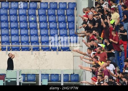 Foto Alfredo Falcone / LaPresse26 Settembre 2021 Roma, ItaliaSport CalcioLazio - Roma - Campionato di Calcio Serie A 2021/2022 - Stadio Olimpico di RomaNella foto: tifosiPhoto Alfredo Falcone / LaPresseSeptember 26, 2021 Rome, ItalySport SoccerLazio - Roma - Italian Football Championship League A 2021/2022 - Olympic stadium of RomeIn the pic: supporters Stock Photo