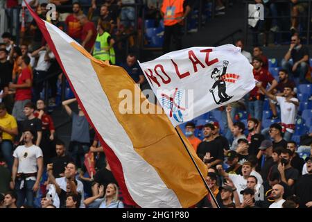 Foto Alfredo Falcone / LaPresse26 Settembre 2021 Roma, ItaliaSport CalcioLazio - Roma - Campionato di Calcio Serie A 2021/2022 - Stadio Olimpico di RomaNella foto: bandieraPhoto Alfredo Falcone / LaPresseSeptember 26, 2021 Rome, ItalySport SoccerLazio - Roma - Italian Football Championship League A 2021/2022 - Olympic stadium of RomeIn the pic: flag Stock Photo