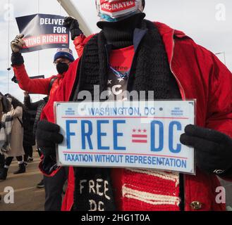 January 17, 2022, Washington, District of Columbia, USA: A participant in the Deliver for Voting Rights March held a mock-up of the D.C. license plate with the words 'Fee DC' echoing the call for D.C. statehood. The crossing was part of the annual D.C. Peace Walk: Change Happens with Good Hope and a Dream. (Credit Image: © Sue Dorfman/ZUMA Press Wire) Stock Photo