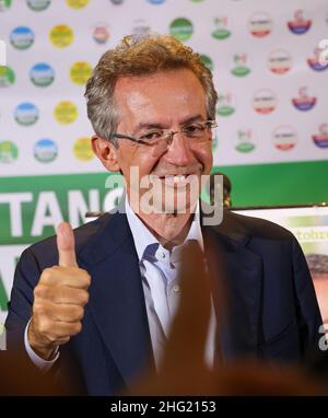 Foto Fabio Sasso/LaPresse 04/10/2021 - Napoli - ItaliaPoliticaElezioni Comunali 2021, il nuovo sindaco di Napoli Gaetano ManfrediNella foto: la conferenza stampa del nuovo sindaco di Napoli Prof. Gaetano Manfredi presso l&#x2019;hotel Terminus di Piazza Garibaldi Photo Fabio Sasso/LaPresse 04/10/2021 - Naples - ItalyPoliticsMunicipal Elections 2021, the new mayor of Naples Gaetano ManfrediIn the photo: the press conference Stock Photo