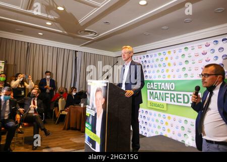 Foto Fabio Sasso/LaPresse 04/10/2021 - Napoli - ItaliaPoliticaElezioni Comunali 2021, il nuovo sindaco di Napoli Gaetano ManfrediNella foto: la conferenza stampa del nuovo sindaco di Napoli Prof. Gaetano Manfredi presso l&#x2019;hotel Terminus di Piazza Garibaldi Photo Fabio Sasso/LaPresse 04/10/2021 - Naples - ItalyPoliticsMunicipal Elections 2021, the new mayor of Naples Gaetano ManfrediIn the photo: the press conference Stock Photo