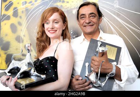 Dutch actress Lotte Verbeek, left, holds the Leopard for best actress she received for her role in the movie 'Nothing Personal', and Greek actor Antonis Kafetzopoulos, right, holds the Leopard for best actor he received for his role in 'Akadimia Platonos' ('Plato's Academy'), during a photocall at the 62nd Locarno International Film Festival Stock Photo