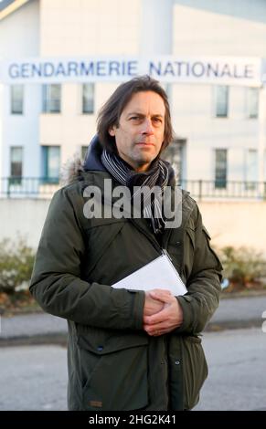 13 Jan 2022. Chambéry, France. Tom Parry, reporter for the Daily Mirror stand outside the the Gendarmerie Nationale, the main police station in Chambr Stock Photo