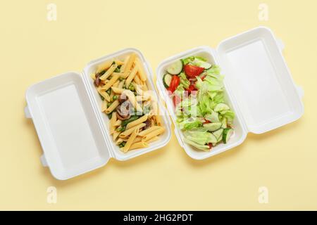 La pasta fresca in contenitori di plastica in un cibo gourmet store vetrina  Foto stock - Alamy