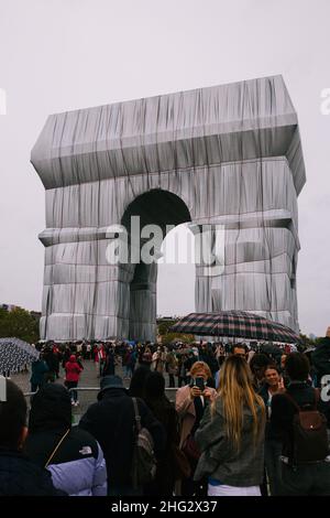 L'Arc de Triomphe, Wrapped, Paris, France, 2021 Stock Photo