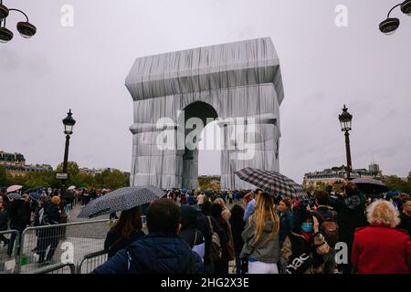 L'Arc de Triomphe, Wrapped, Paris, France, 2021 Stock Photo